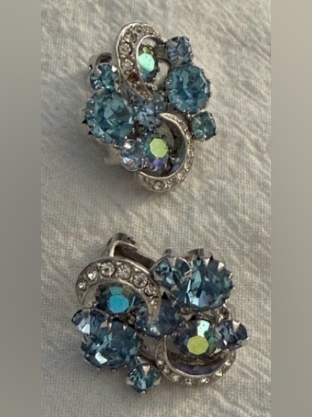 RARE KRAMER New York Ice Blue & Aurora Borealis 50’s Vintage Clip Earrings - Picture 2 of 6